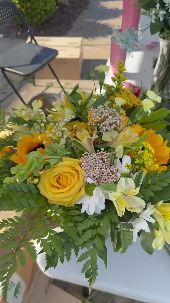 Behind the scenes fresh flower arrangement video 1