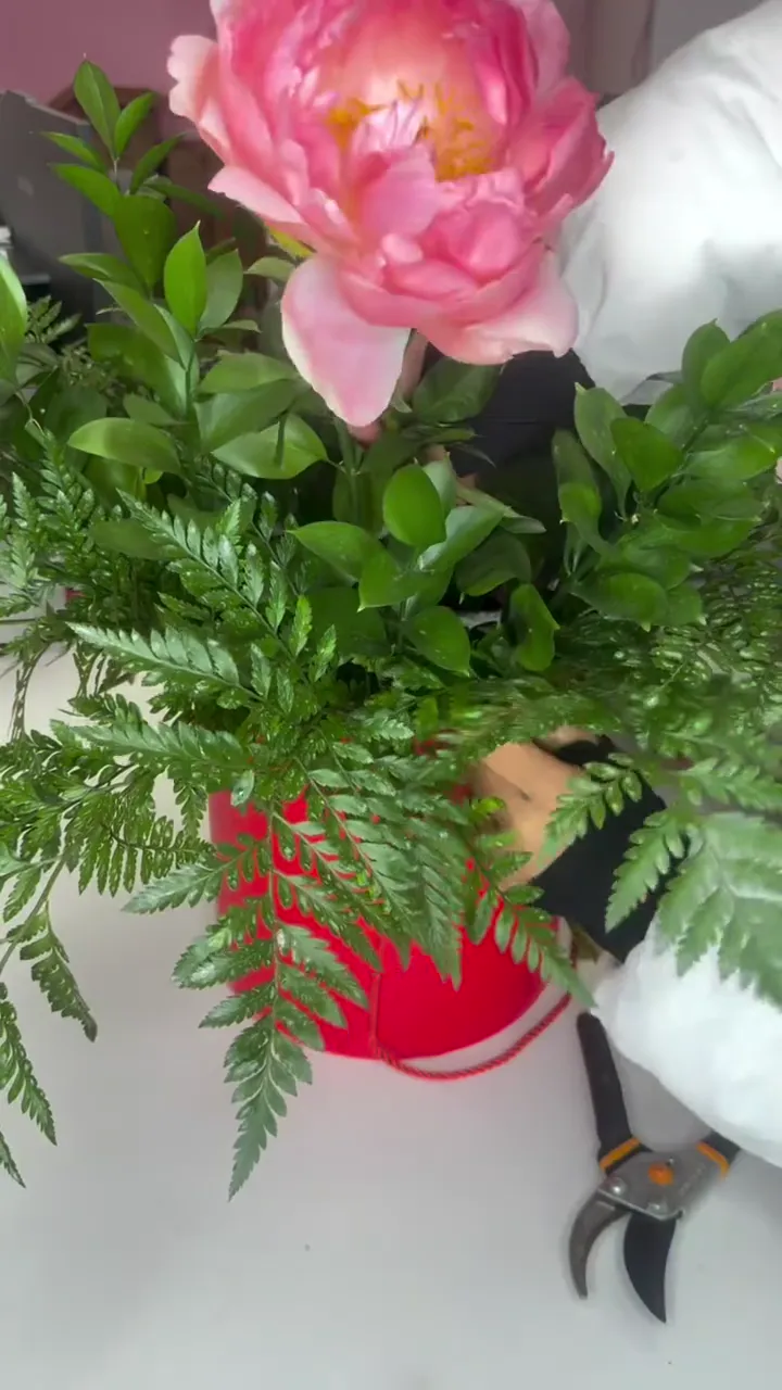Real Velvet Rose florist bouquet video 8