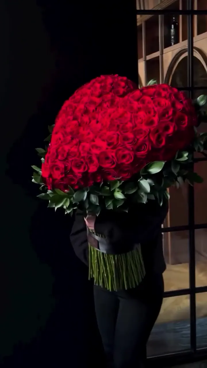 Real Velvet Rose florist bouquet video 10